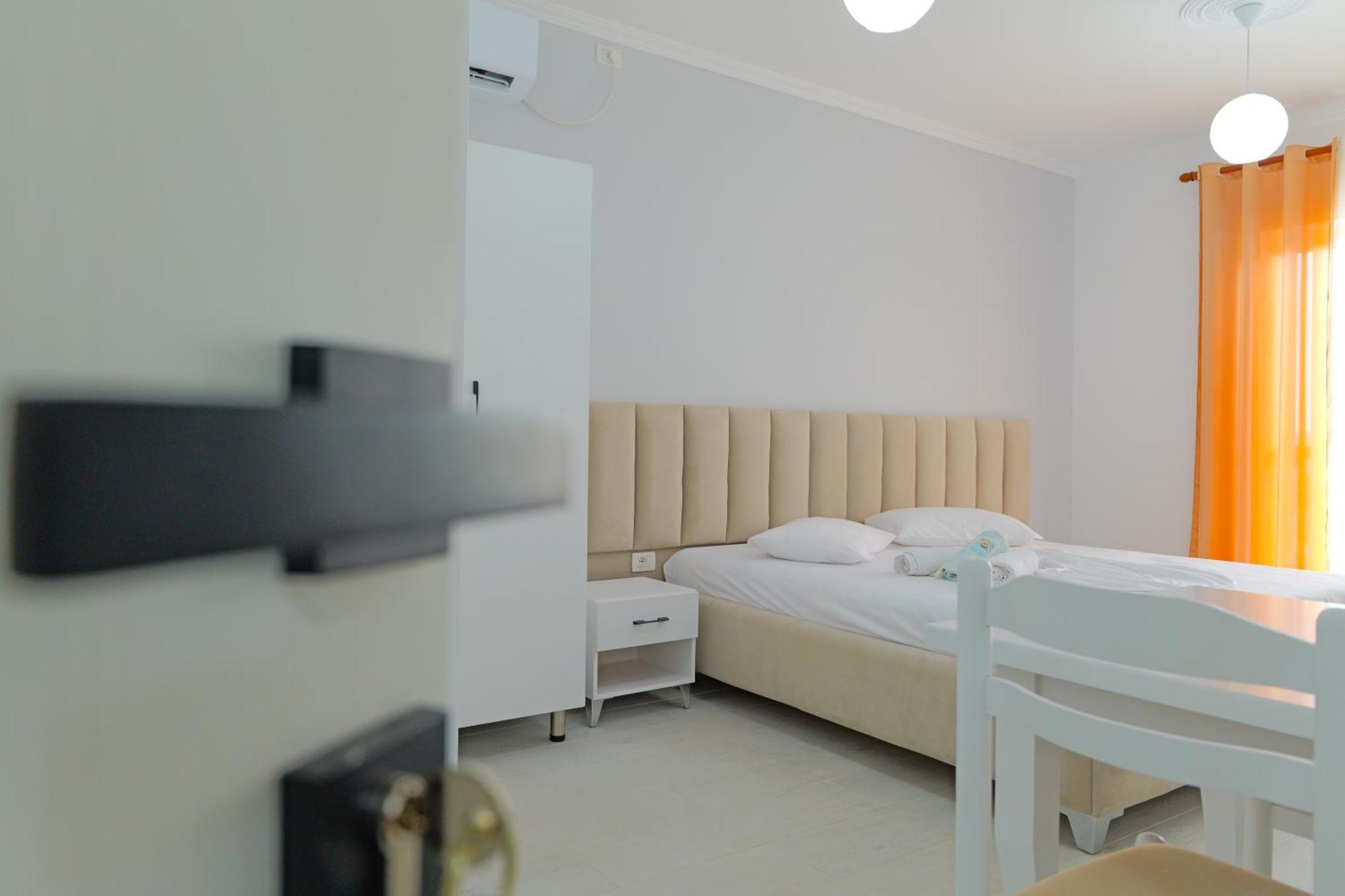 Vila Marina Apartments Sarande Bagian luar foto