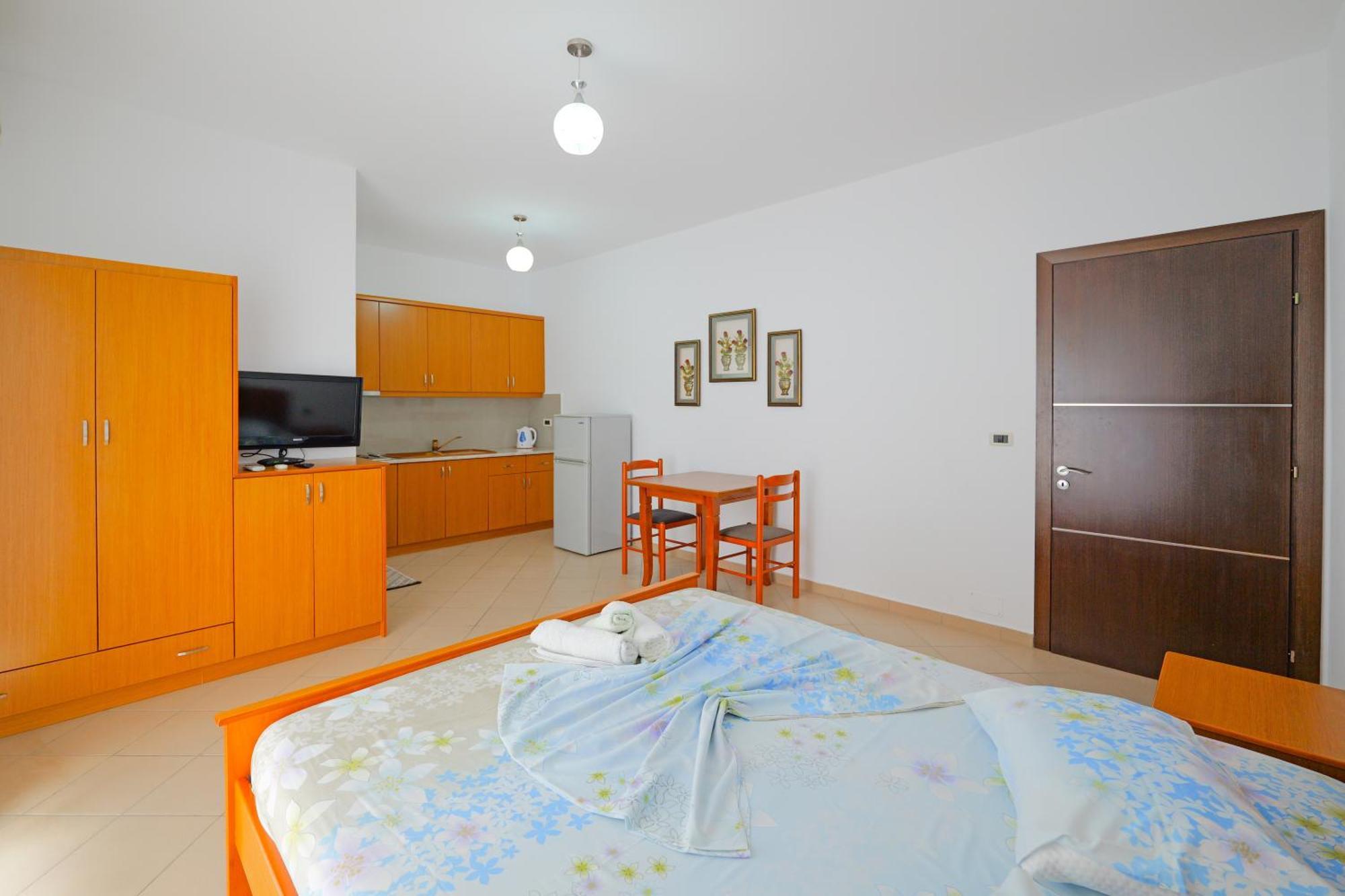 Vila Marina Apartments Sarande Bagian luar foto